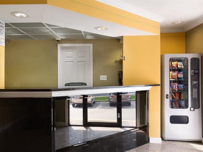 Super 8 By Wyndham Indianapolis-Southport Rd Motel Екстериор снимка