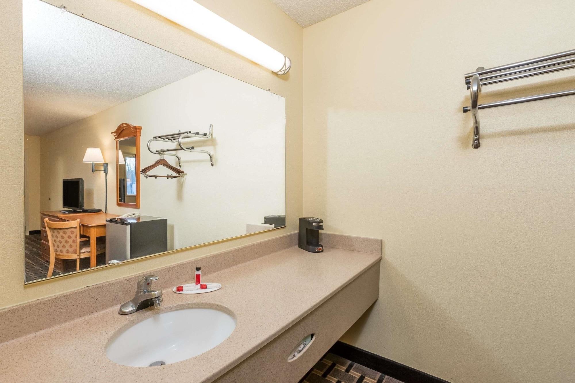 Super 8 By Wyndham Indianapolis-Southport Rd Motel Екстериор снимка