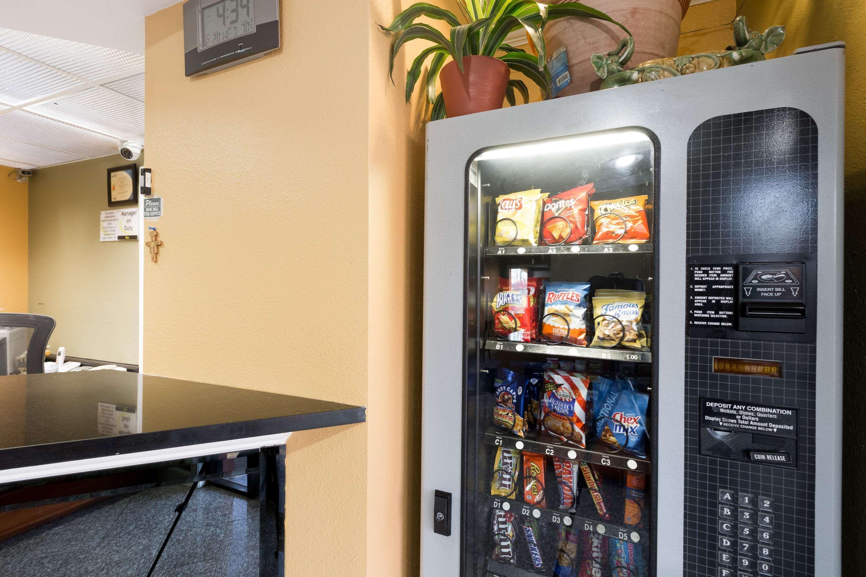 Super 8 By Wyndham Indianapolis-Southport Rd Motel Екстериор снимка